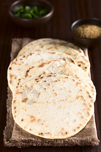 自己制作的印度菜面包板选择焦点在图像中聚焦三分之一自制的印度菜面包板上的印度菜面包皮塔饼小麦第三图片
