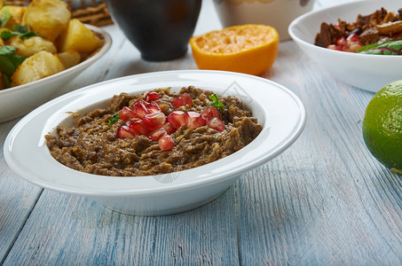 盘子晚餐棕色的MuhammaraRedPepper和Walnut扩散中东菜食传统各种类顶视图片
