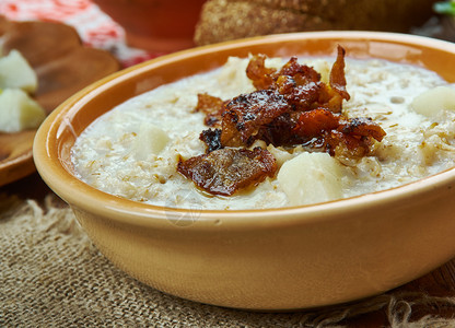 布克斯廷别兹普特拉Buktinbiezputra配土豆或大麦粥的Porridge拉脱维亚烹饪传统菜类顶视一顿饭健康图片