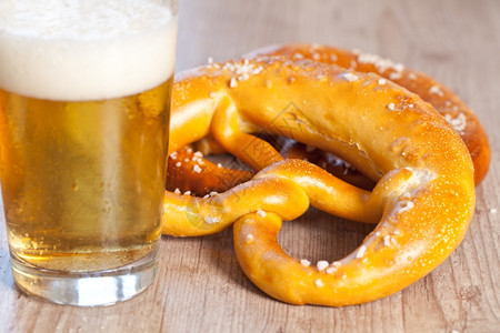美食节日典型的有甲壳德国葡萄面包加啤酒盐图片