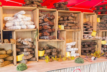 一种比利时马尔米迪158年市场摊位上有各种硬香肠整洁地展示在木箱中香肠是来自比利时阿尔登的特色和各种硬香肠的摊位比利时难图片