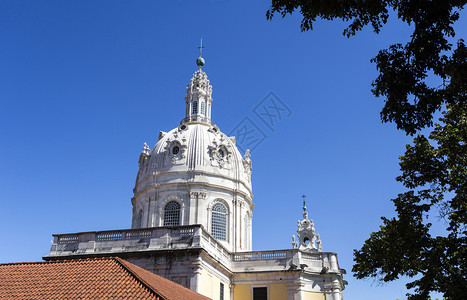 圆顶18世纪末在葡萄牙里斯本建造的已故巴罗克和新立国皇家巴西利卡寺庙和最神圣之心修道院建筑学地标图片