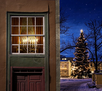 在寒雪小城镇的圣诞节夜里雪小镇的圣诞节夜晚自在树下雪的图片