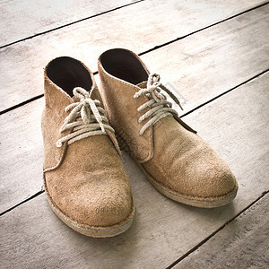鞋带木材上棕色靴子唯一服装图片