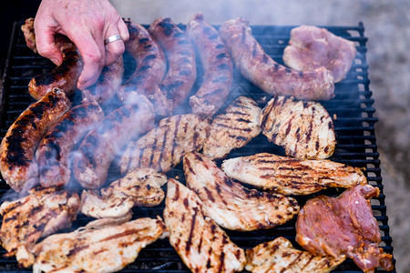 煮熟的在花园烧烤肉上香肠和猪排食物牛肉图片