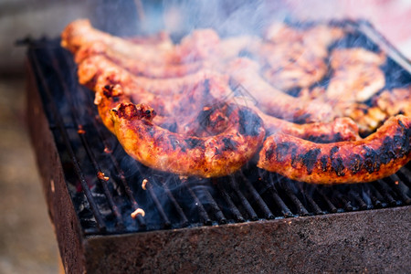 腊肠一顿饭火在花园烧烤肉上香肠和猪排图片