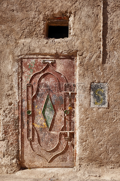一种建筑的金属门为摩洛哥马拉喀什旧Mellah区一栋房屋提供保安服务该住宅位于摩洛哥马拉克什泥图片