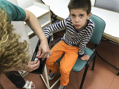 测试在实验室中取幼鱼舌头的血样查看照相机摄影和像头糖尿病药物图片