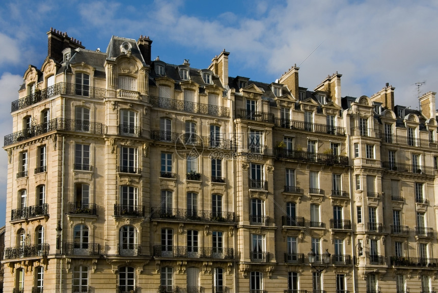 巴黎人法国塞纳河附近的一座巴黎公寓楼法国巴黎Seine河附近历史视窗图片