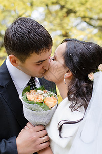 婚礼上拥吻的新郎新娘图片