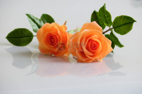 叶子手工制作的大叻美妙陶瓷艺术有橙玫瑰花白色背景的朵穿插美丽的人工艺花朵图片