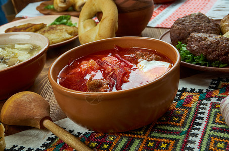 Borscht酸甜菜汤乌克兰烹饪传统各种菜盘顶层风景午餐放自制图片
