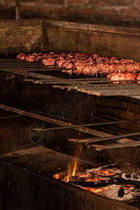 抽烟热的烧烤时煮的金属炉子上烤肉图片