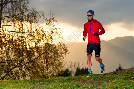 锻炼耐力自然日落时运动员在山上奔跑图片