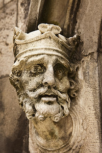 爱尔兰语布赖恩博鲁国王古老的风化雕像在都柏林城堡的皇家礼拜堂外门入口图片