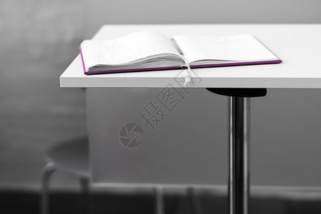 笔注意力表格背景的开放书hd在表格背景的开放书紫丁香图片