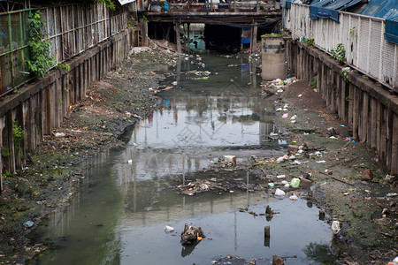 肮脏的河流水污染和垃圾处理生态化学图片