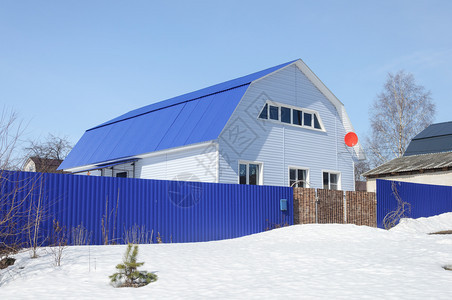 栅栏俄罗斯弗拉基米尔地区冬季用曼沙德和蓝色屋顶的服装折线春天图片