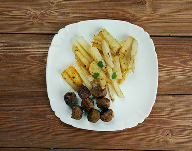 Bouletalaliegeoise肉丸配酱汁和炸薯条牛肉美食餐厅图片