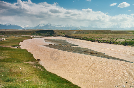 基西尔苏Kysylsuu河吉尔斯坦奥什地区Alay山谷红河美丽的白色图片