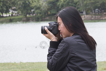 女摄影师拍照片士景观服用图片