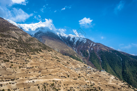 亚洲白色的尼泊尔清晨春日的美丽山地风景旅行图片