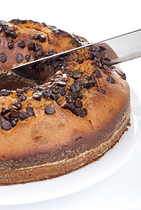 圆形的棕色面团巧克力蛋糕在白底的盘上卖图片