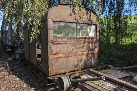 旅行工业的位于贝尔圭姆火车站修道院的老旧生锈列车图片