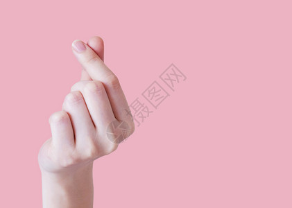 海报韩国指甲爱的概念年轻女手在粉红背景和复制空间上做小心脏背景图片