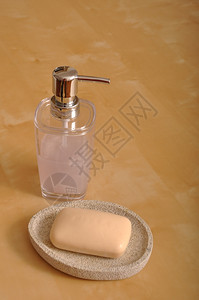 卫生北京洁净装有液体肥皂的容器和木本肥皂块图片