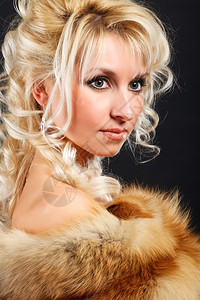 优雅美丽一个年轻有魅力的女人肖像穿着狐狸皮毛女图片