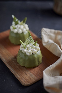 奶油配料由绿茶制成的蛋糕由绿茶制成的蛋糕盘子背景图片