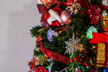 圣诞树上的装饰品和彩灯背景图片
