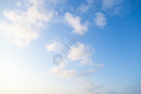 风场景明亮的云朵在天空中飘浮清晨阳光明亮图片