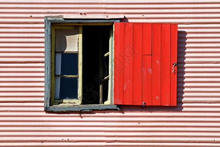 颜色著名的美国在阿根廷布宜诺斯艾利的LaBoca装着合情意的红色大百叶窗旧口图片