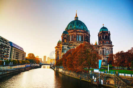 柏林多姆教堂日出时在德国柏林正面建造筑学图片