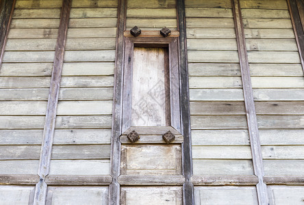 茶叶屋的旧木林窗户正面优质的木制图片