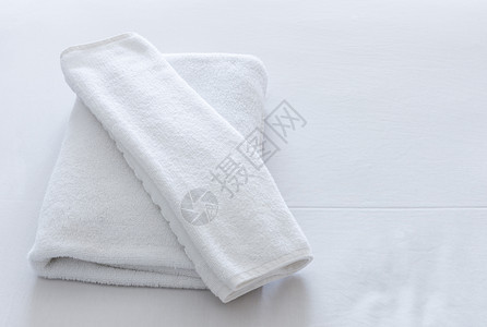 纺织品目的洗澡白色毛巾放在旅馆床上图片