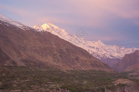 顶峰蓝色的仙女日出在巴基斯坦北部山峰上方图片