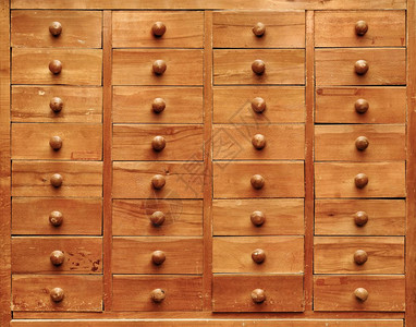 自然陈年染色带有抽屉的木制柜子和抽屉的木制柜子前面背景和图片