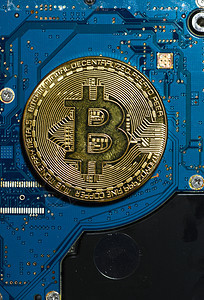 电脑木板Bitcoin硬币在蓝电路板加密码盘上的比特币密码学图片