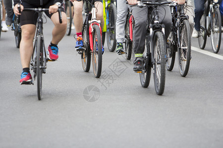 运动自行车街头赛时的骑自行车者群体腿骑术图片