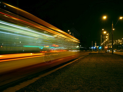 射线行动有轨电车夜红色灯光路过时闪发图片