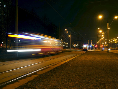 圣彼得堡铁路夜间电车运动模糊的光线路过有轨电车背景图片