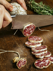 食物切开腌肉或意大利腊肠的刀特写西班牙语迷迭香图片