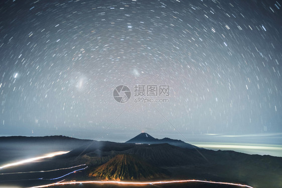 腾格尔景观公园印度尼西亚东爪哇火山口的天文星足迹图片