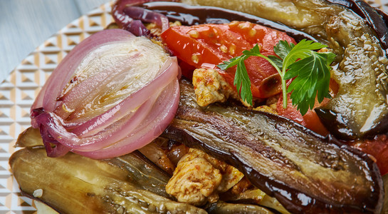 蔬菜伊拉克马卢巴Maklouba配有茄子种植亚洲传统各种菜盘顶视阿萨姆语热的图片