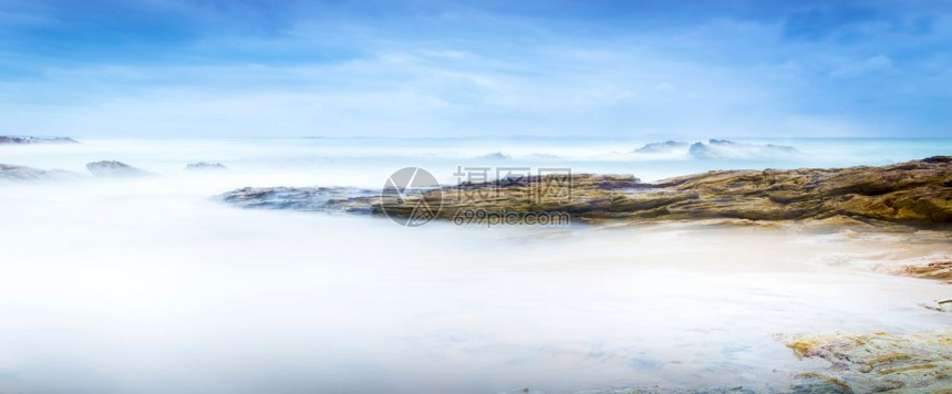 海浪岛平静的洋风景随着平滑的波浪和岩石而消逝景观图片