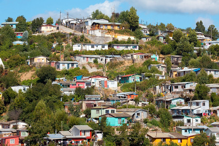 全景丘陵房屋智利生物区ThomeBioBio地区一个小城镇的山丘上贫穷住房图片