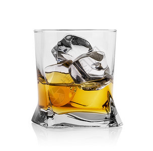 金的冷却冰块与威士忌在透明玻璃中隔离在白色背景冰块与威士忌在透明玻璃科涅克白兰地图片